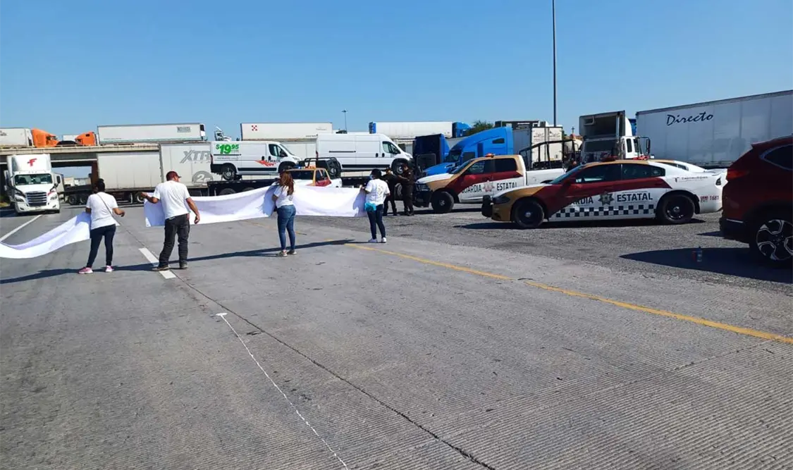 Los manifestantes bloquearon el paso del puente. Cortesía