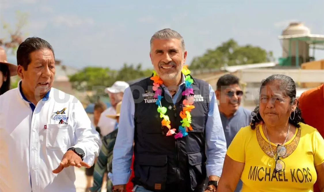 Este martes Ángel Torres dio banderazo a los trabajos de pavimentación de la calle Emiliano Zapata. CP