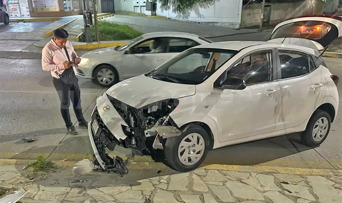 El aparatoso accidente de tránsito saldó con cuantiosos daños materiales, sobretodo en el Hyundai. Ulises Villalobos / CP