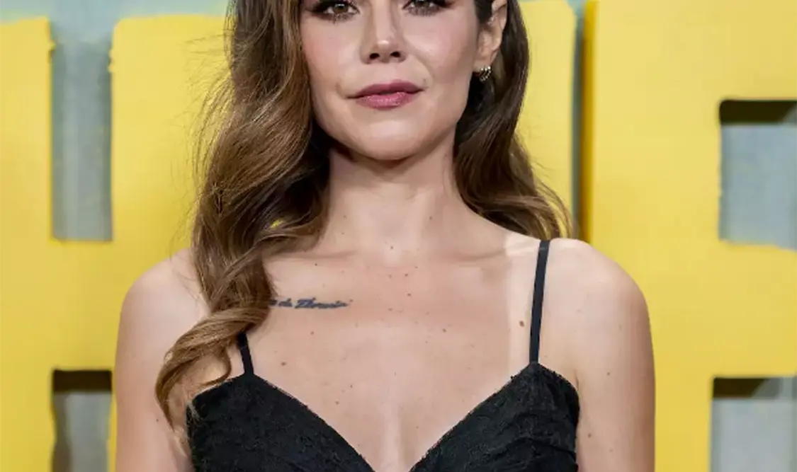 Reaparece tras la muerte de su madre