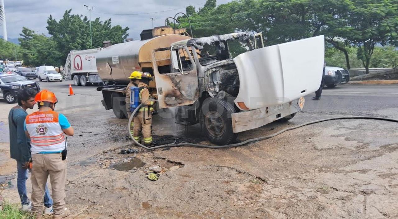 Cabina de pipa se incendia en libramiento