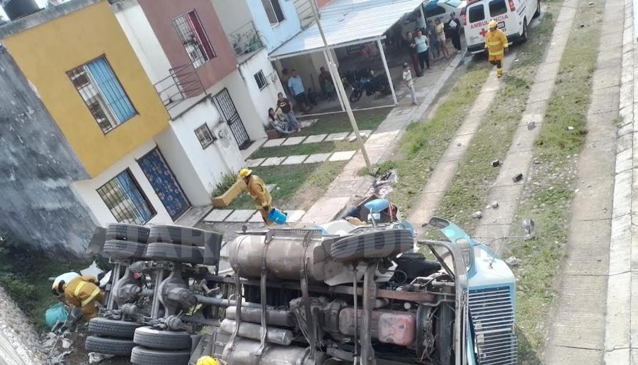 Se precipita tráiler y termina volcado