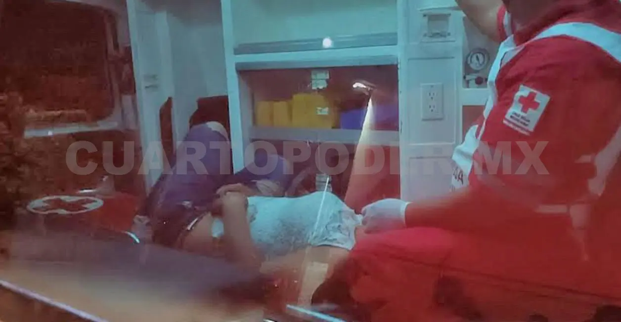 Arrojan a jovencita de camioneta en movimiento