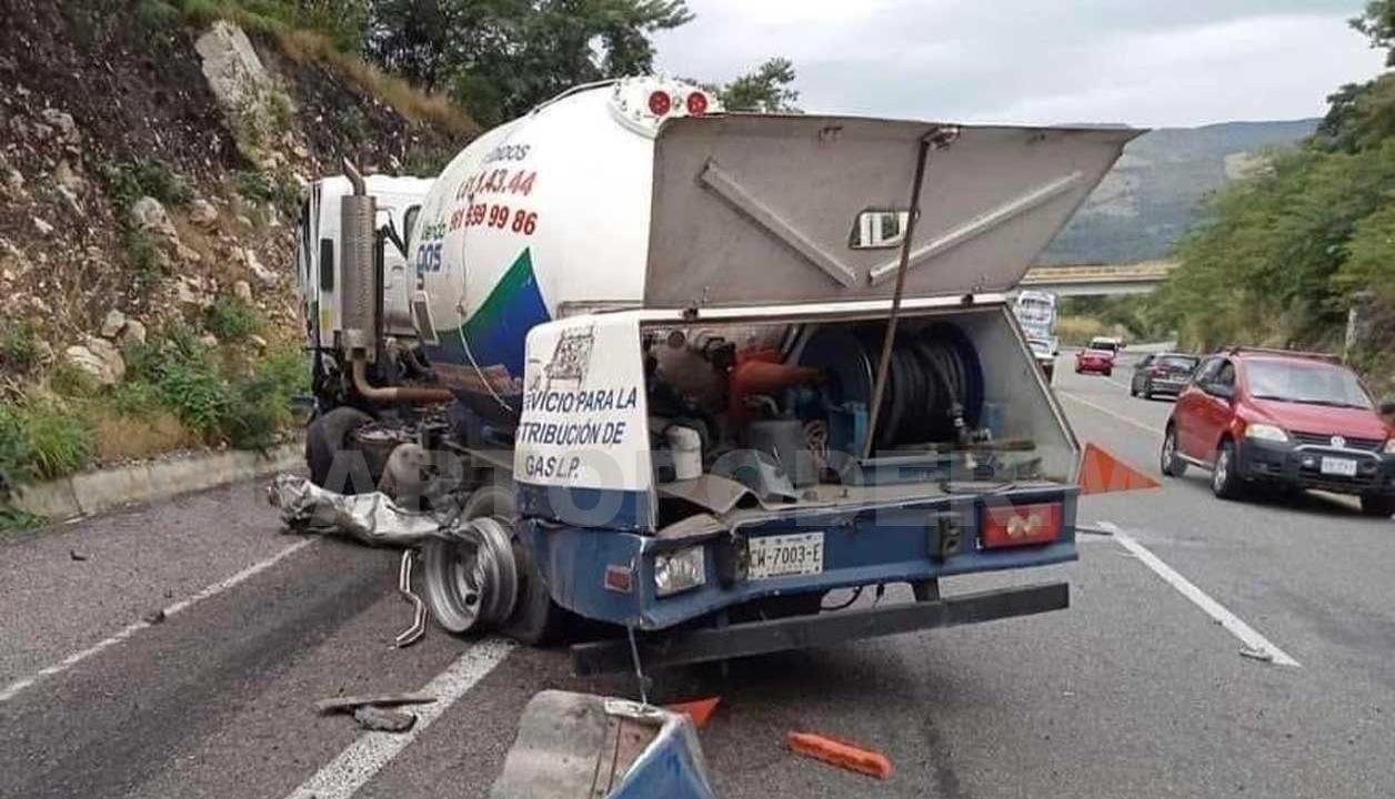 Pipa de gas y autobús colisionan