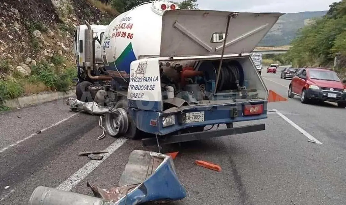 Pipa de gas y autobús colisionan