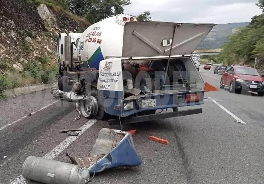 Pipa de gas y autobús colisionan