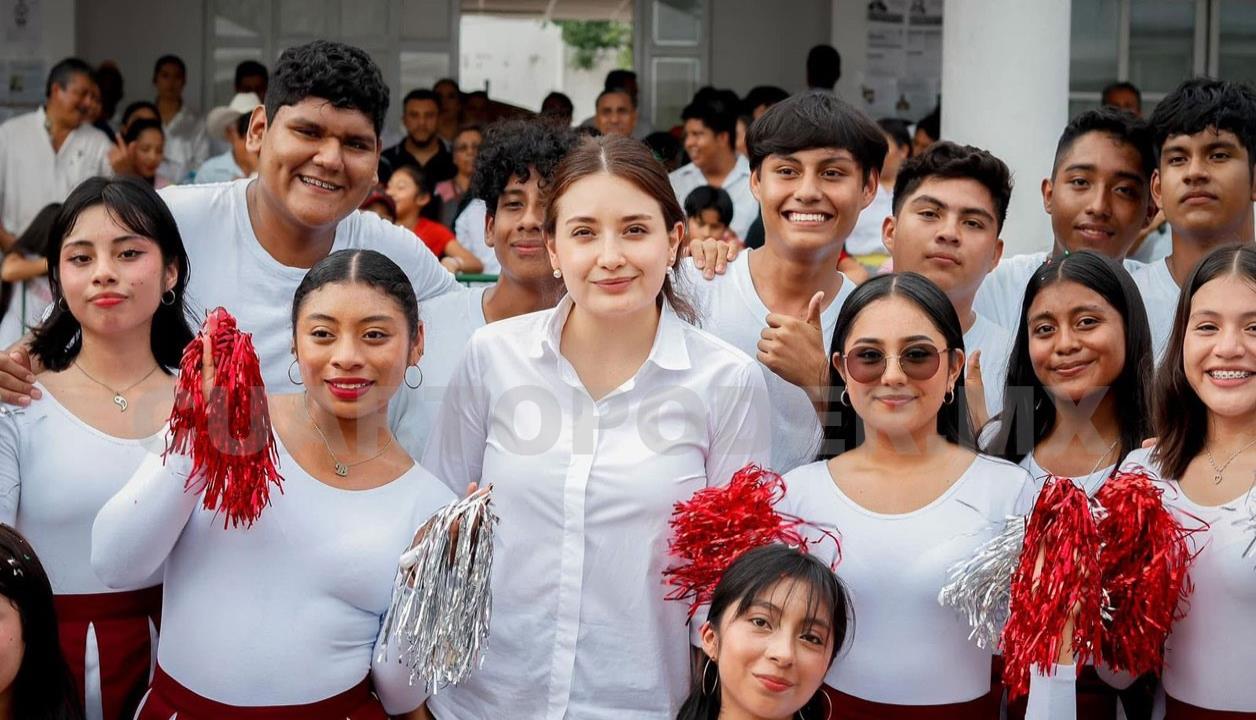 Valeria Rosales preside desfile conmemorativo