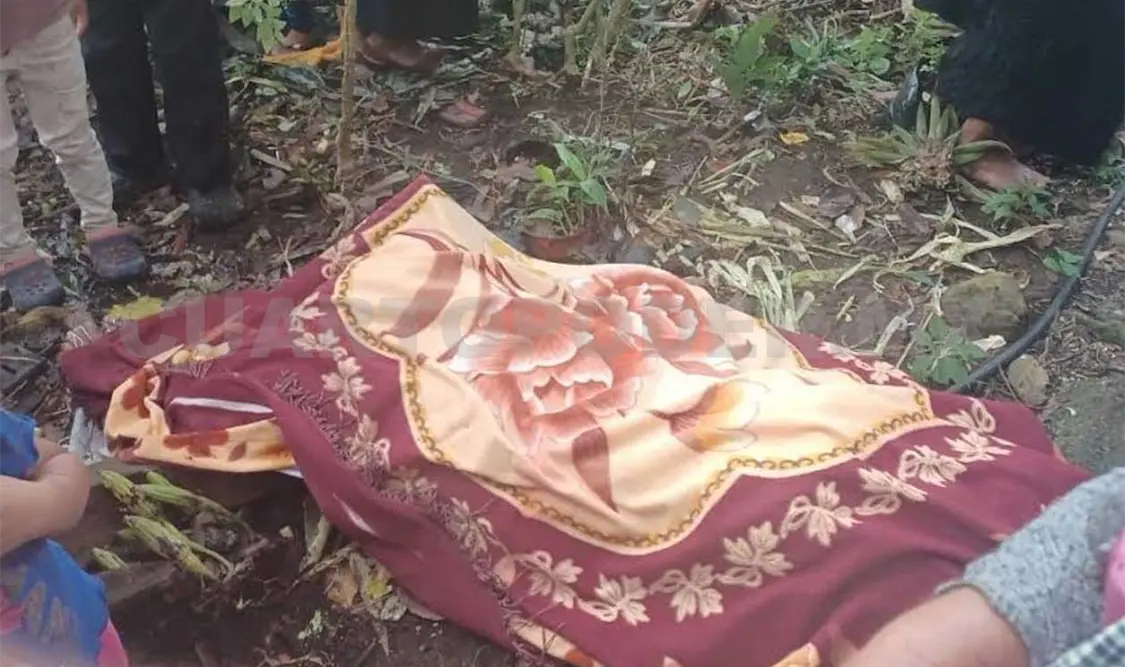 Joven mujer se ahorca en un árbol