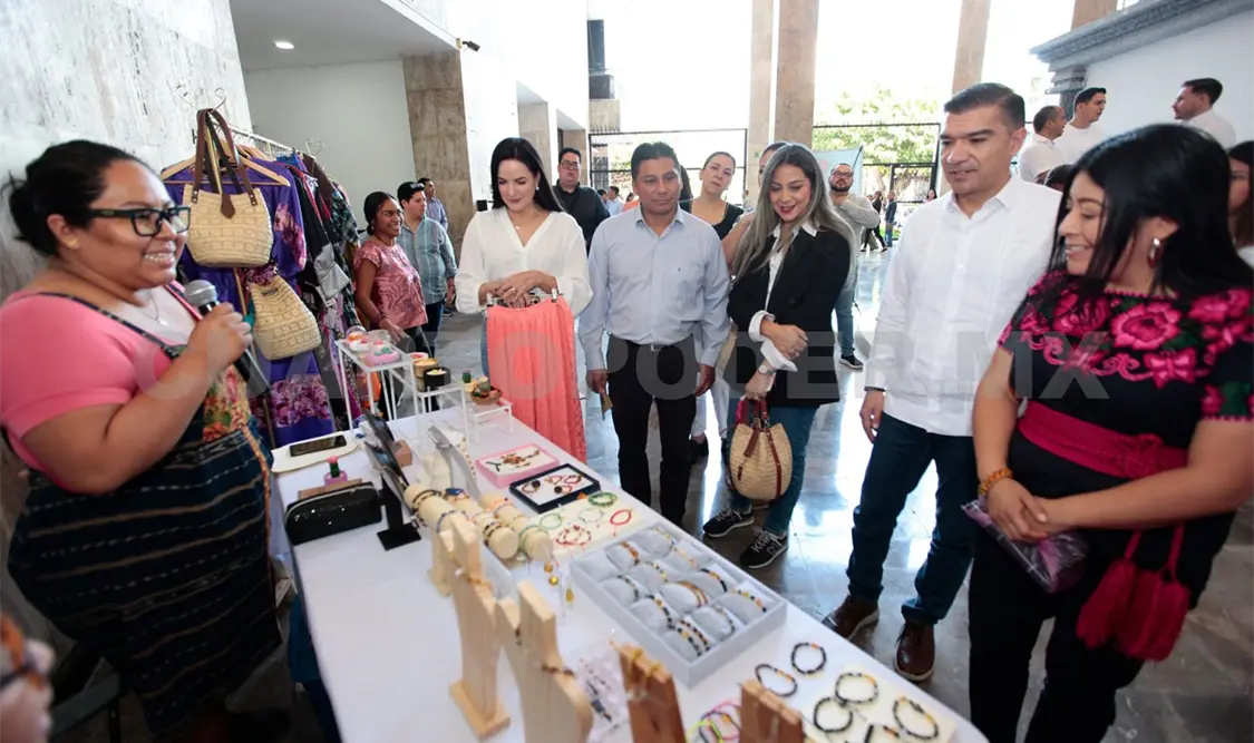 Inauguran expoventa y realizan conversatorio