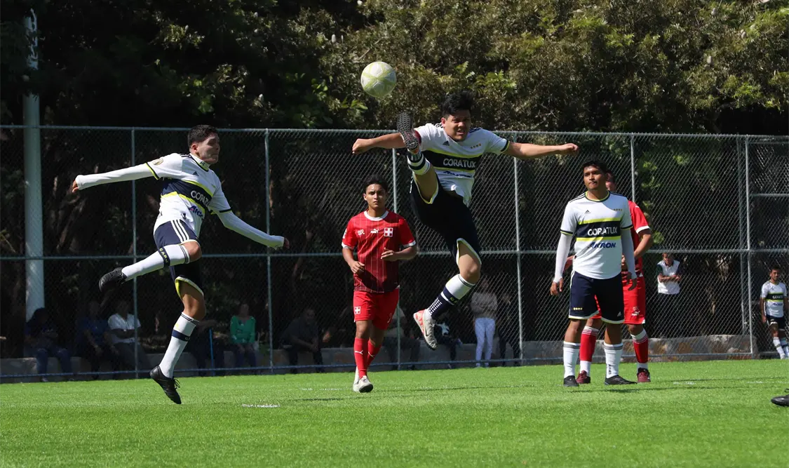 Reñido encuentro entre dos equipos que pelearon codo a codo por el balón. Carlos López/CP