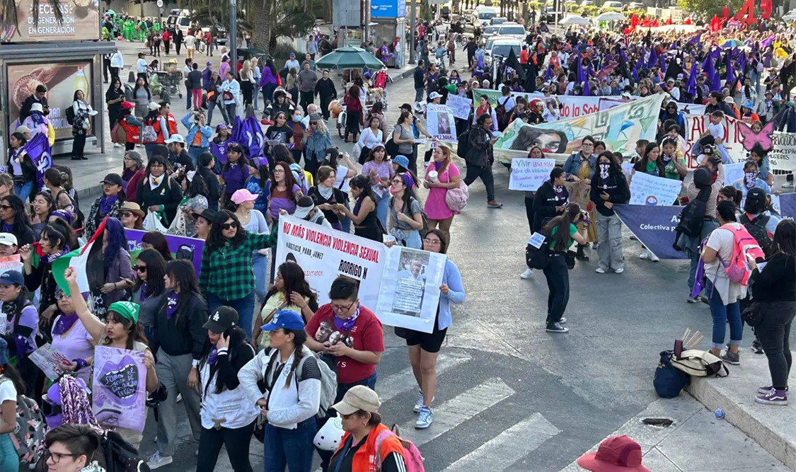 Miles de mujeres unen su voces y protestan este 25N