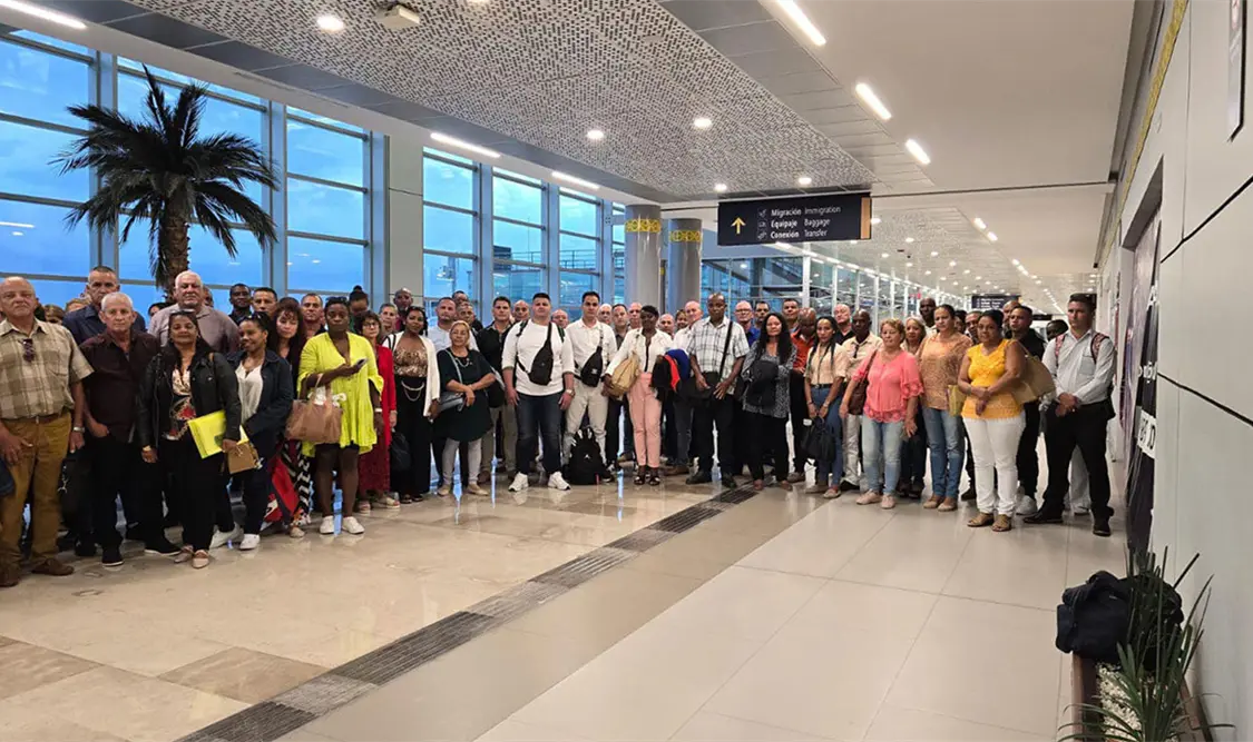 Llegan al AIFA casi 200 médicos de Cuba