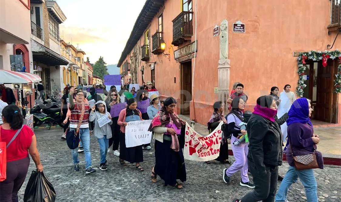 Marchan mujeres de diversas organizaciones