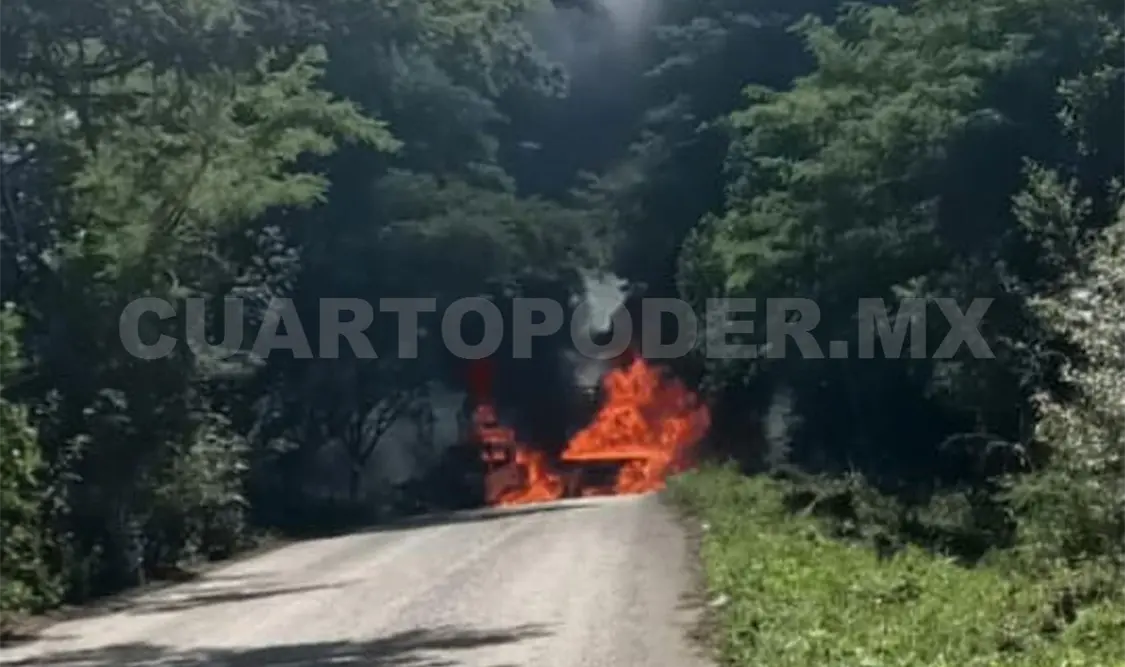 Incendian vehículos y retienen a personas