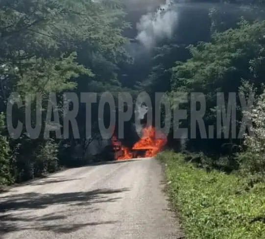 Incendian vehículos y retienen a personas