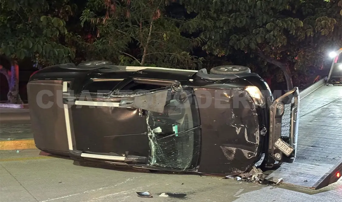 Vuelca por circular a exceso de velocidad