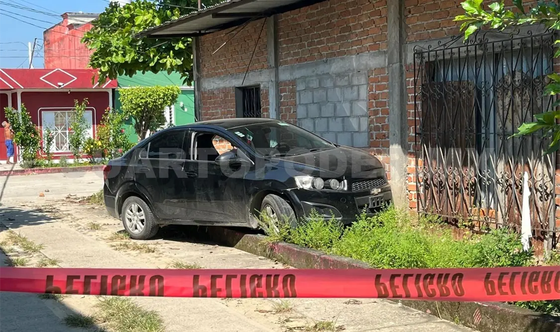 Motociclistas interceptan y balean a una pareja