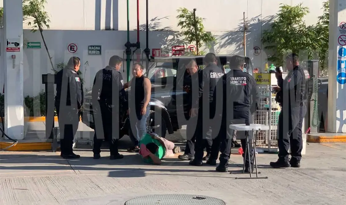 Camioneta atropella a despachador de gasolina