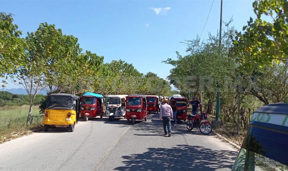 Transportistas bloquean carreteras federales