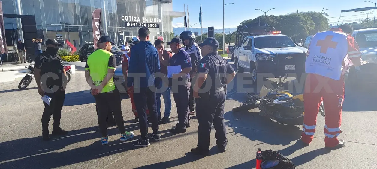 Hospitalizan a motorista policontundido