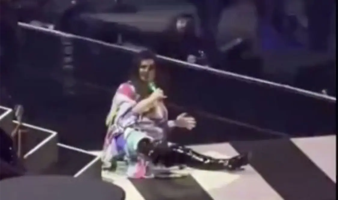 Laura Pausini cae y rueda en concierto