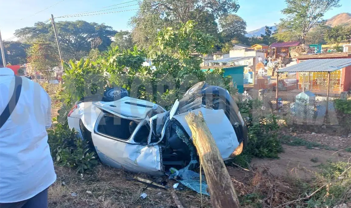 Impactan contra un árbol y terminan malheridos
