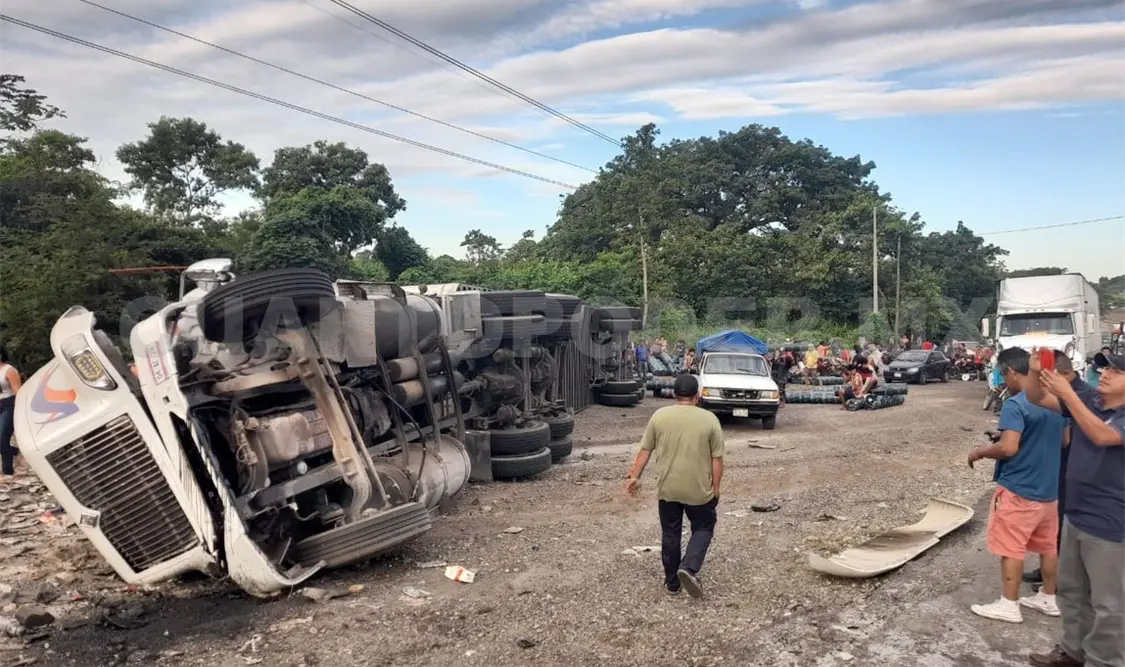 Rapiñan productos de tráiler accidentado