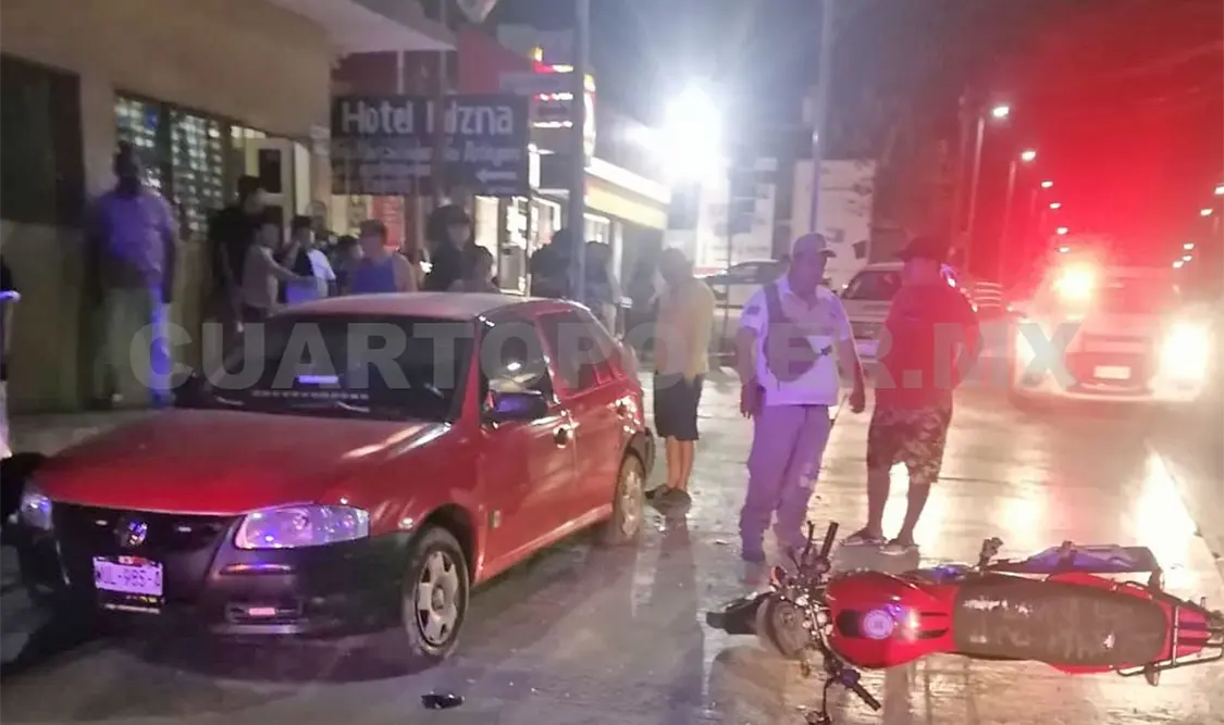 Motociclista ebrio se estampa en un automóvil