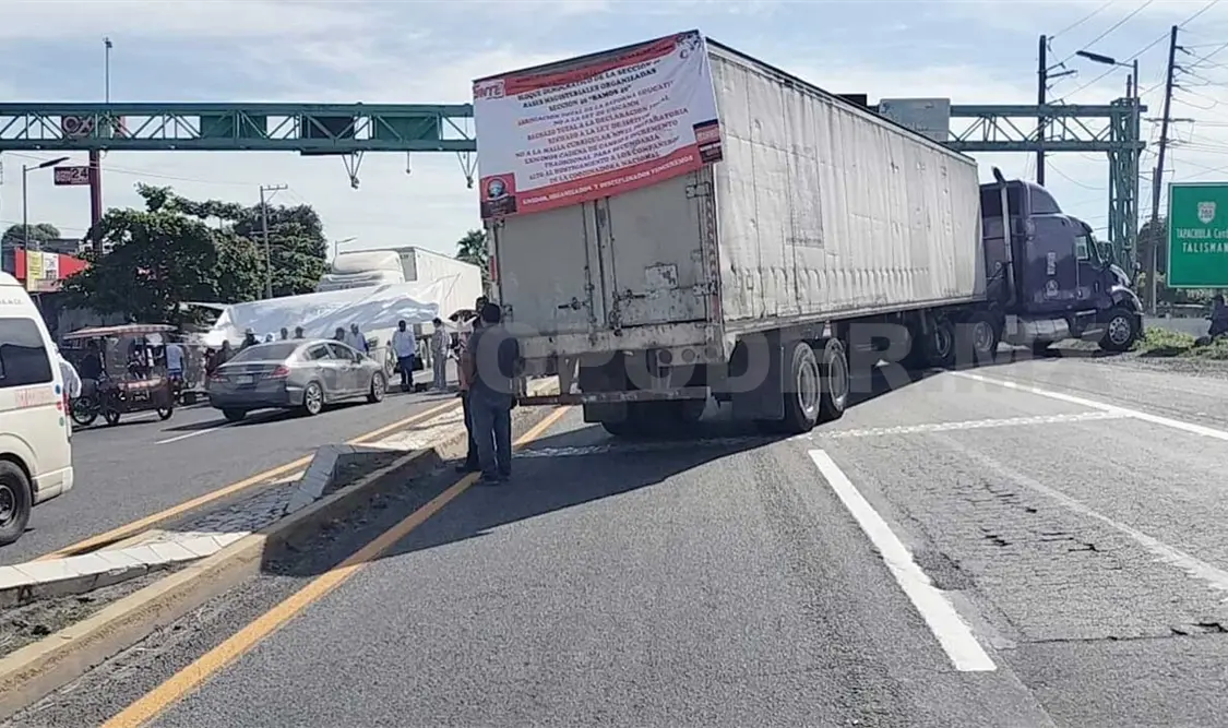 Con bloqueos maestros demandan pagos pendientes