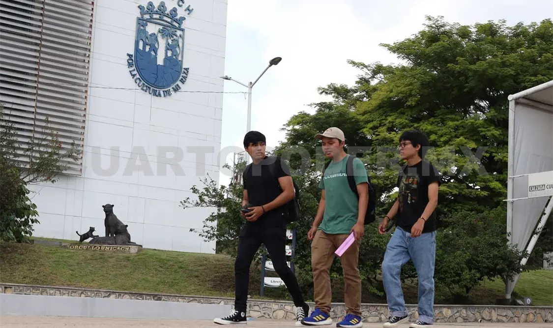 Becas ayudan a jóvenes en sus estudios: Rector