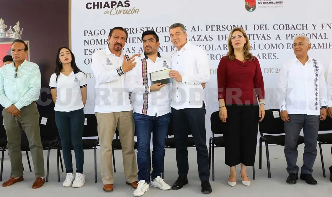Entrega nombramientos de plazas definitivas al Cobach