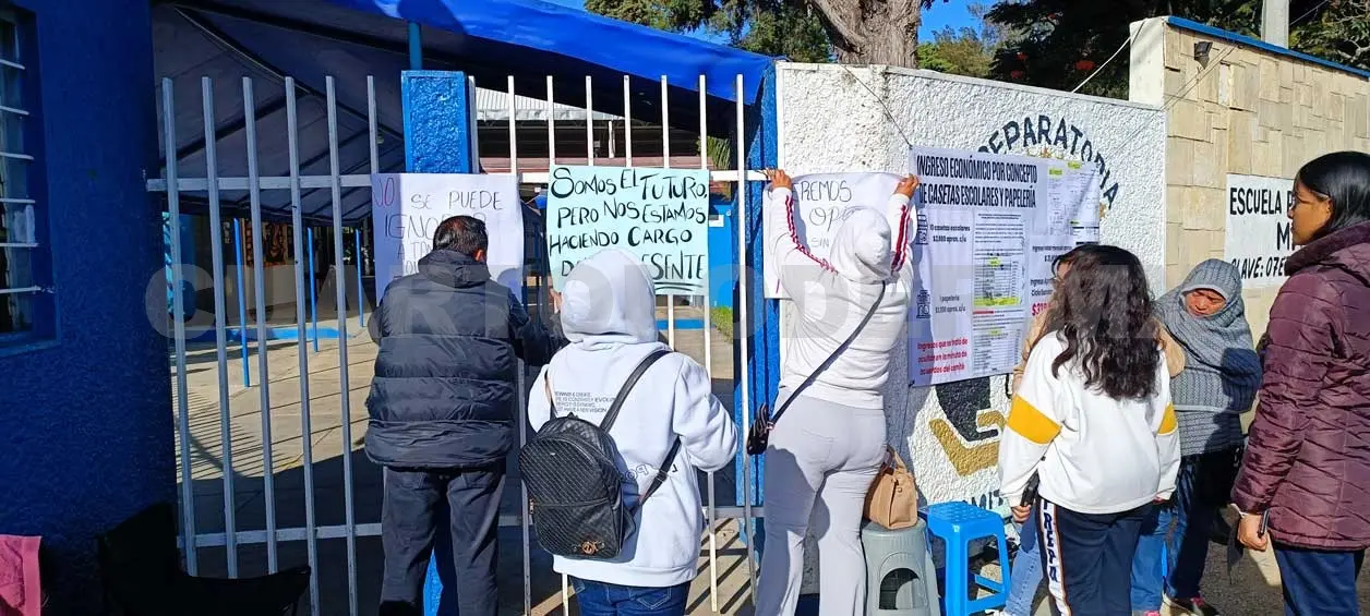 Se manifiestan para exigir destitución de director