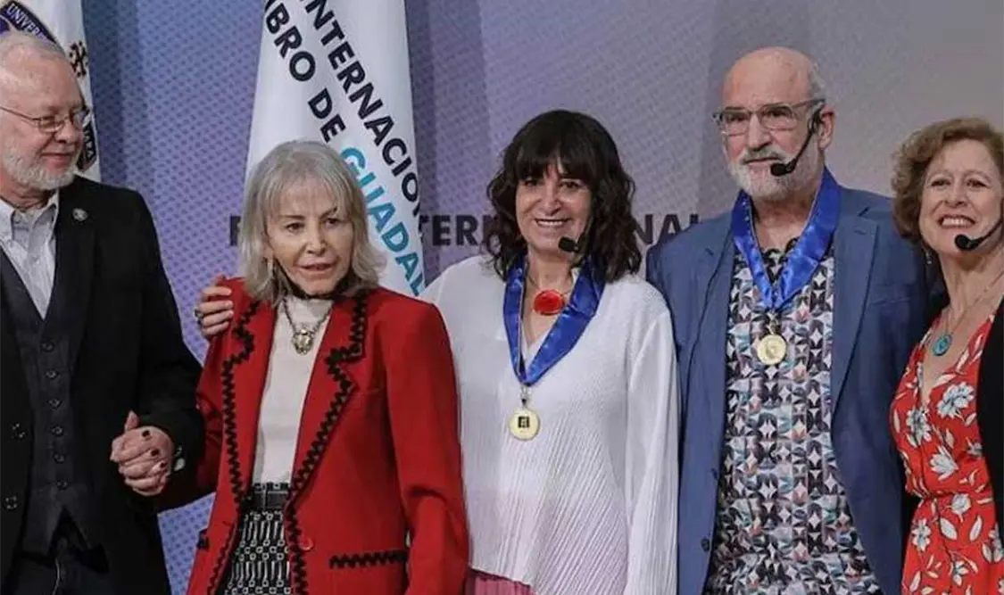 Ambos narradores recibieron la Medalla Carlos Fuentes de manos de Silvia Lemus, viuda del escritor. Cortesía