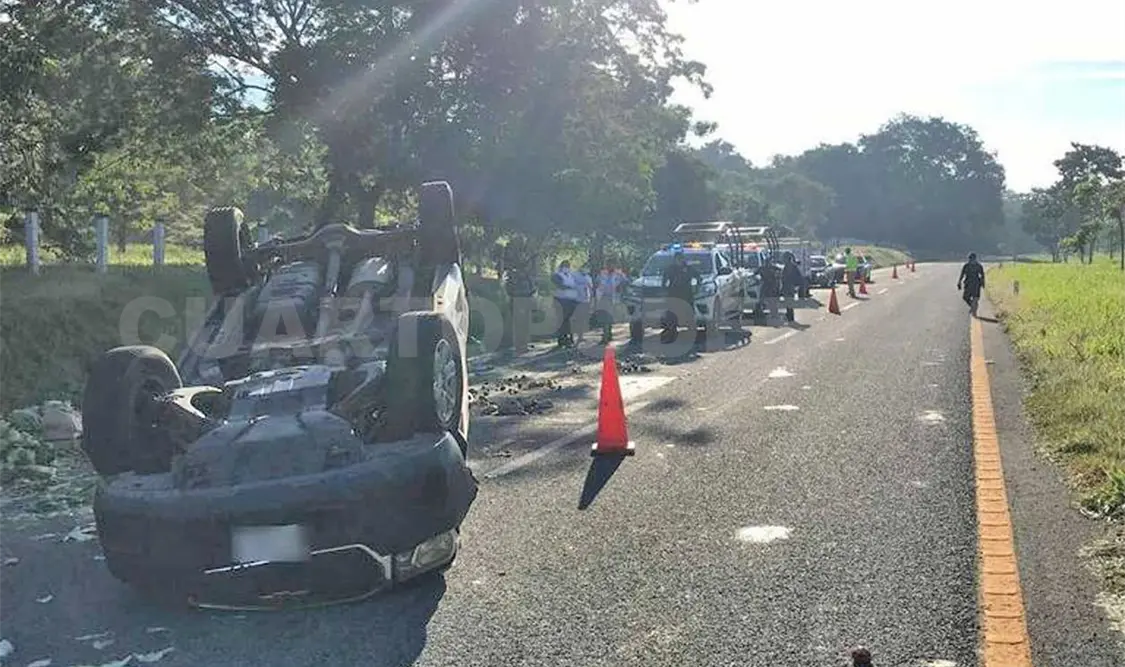 Aparatosa volcadura solo deja daños