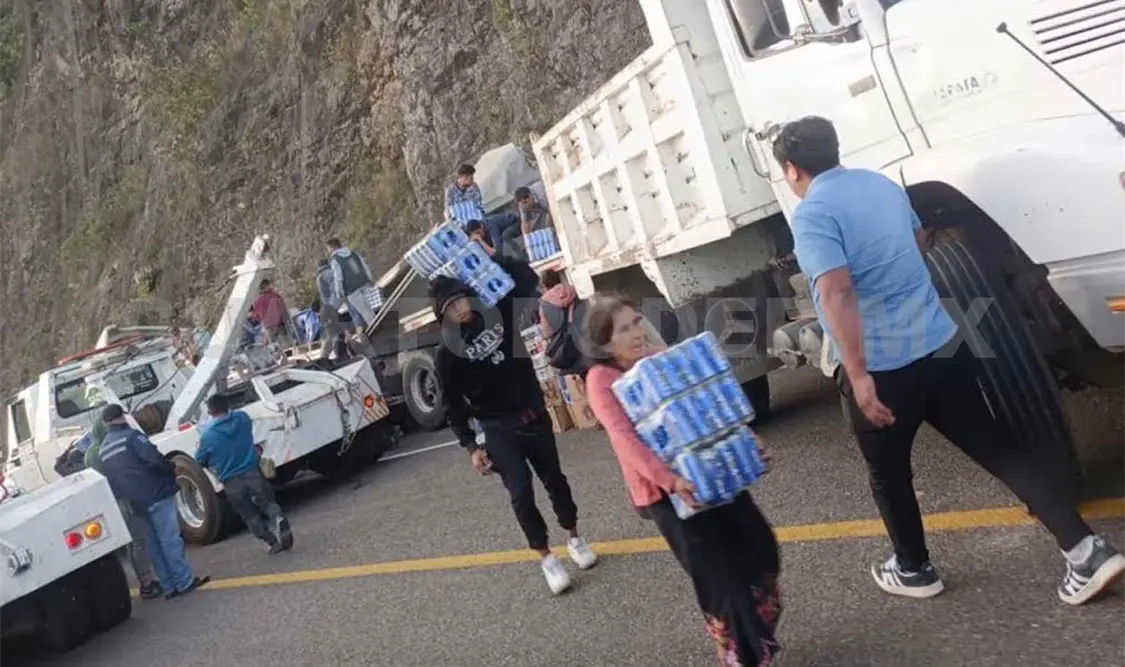 Rapiña, otra vez, tras volcadura de tráiler