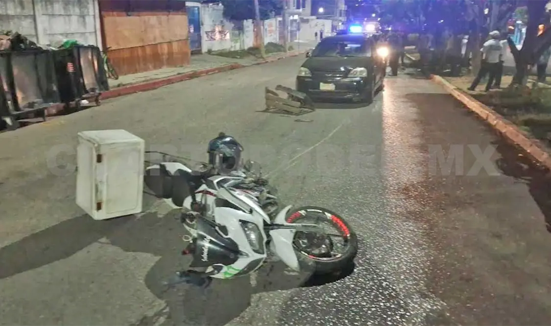 Impacta automovilista a motorista en bulevar