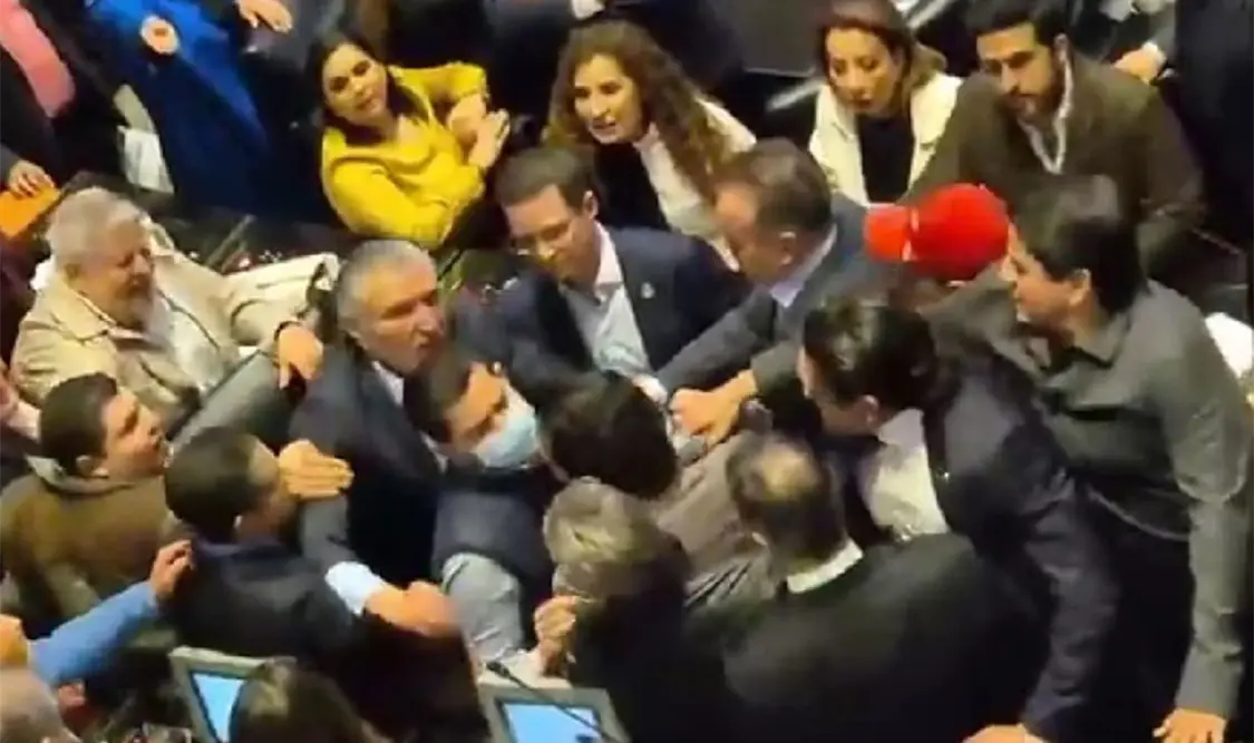 Protagonizan Adán y Ángel Yunes riña contra panistas