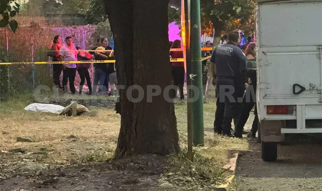 Muere adolescente sobre la banqueta