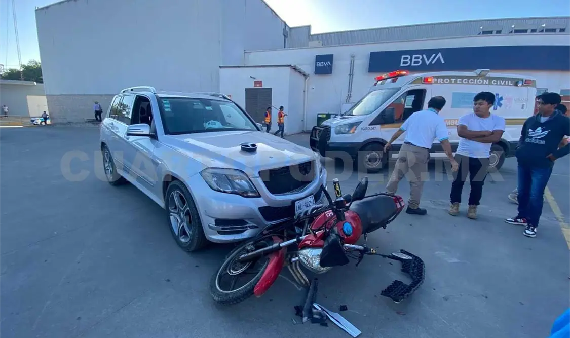 Provoca choque en un estacionamiento