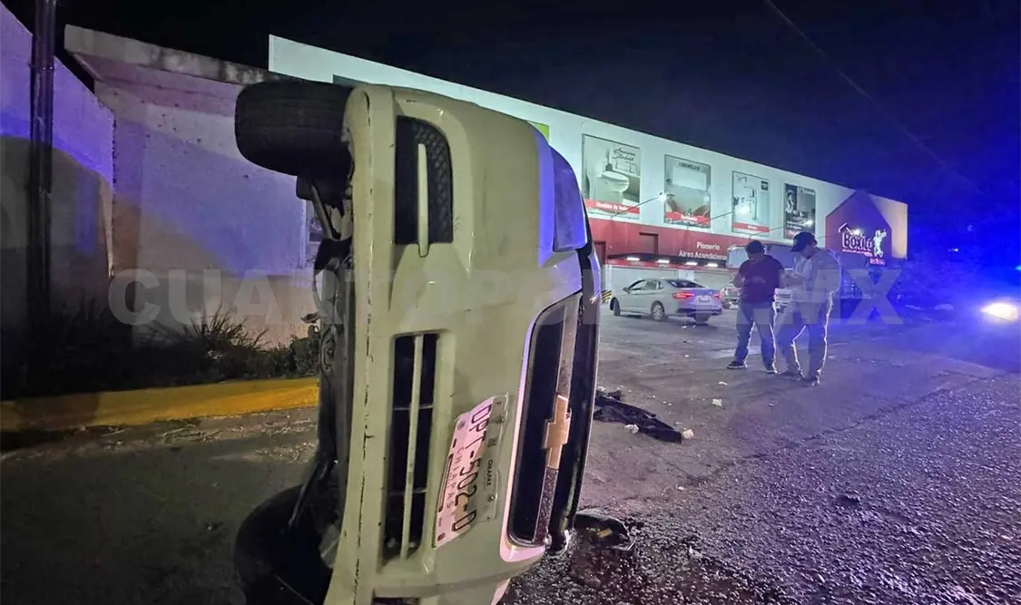 Vuelca automovilista en el libramiento Sur