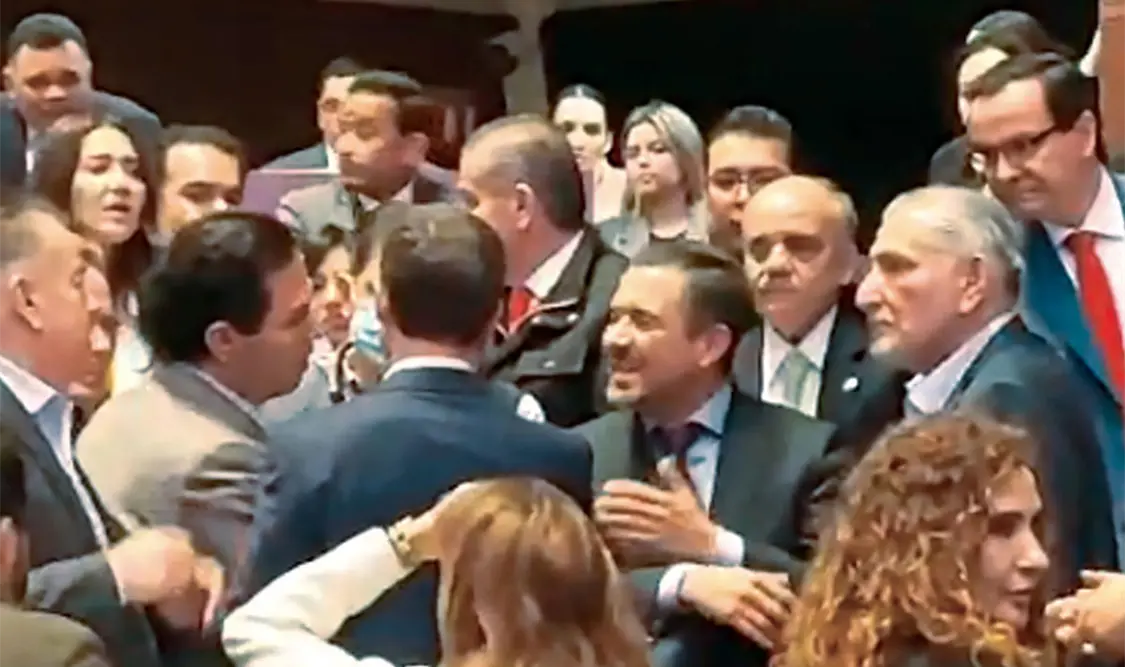 Activista increpa a Yunes Márquez en el AICM