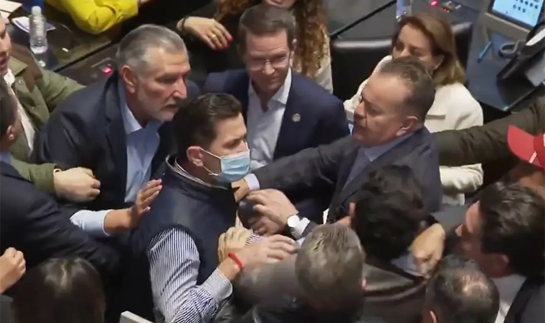Por qué pelearon senadores