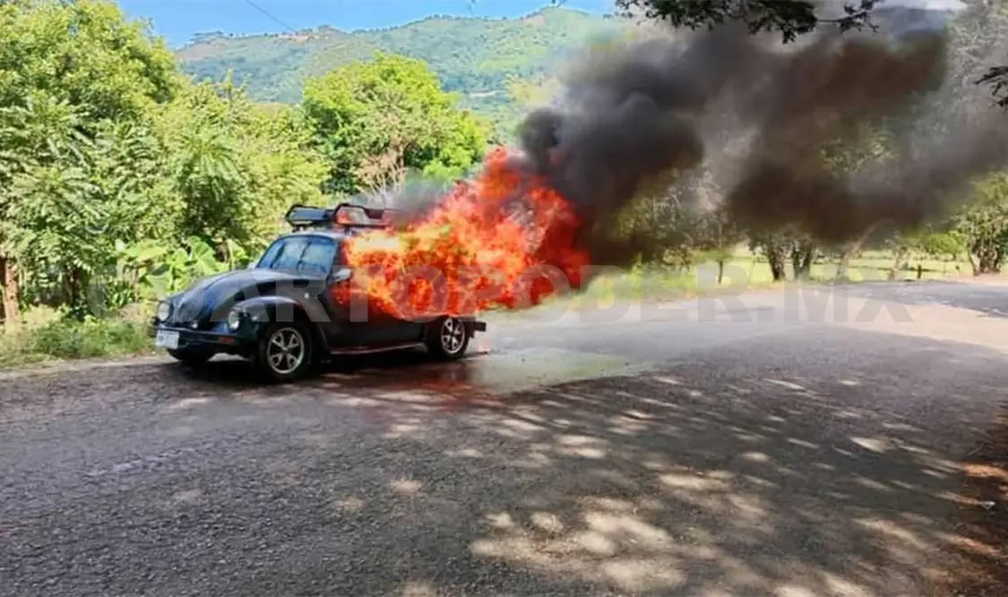 Fuego consume un Vocho; acabó como chatarra