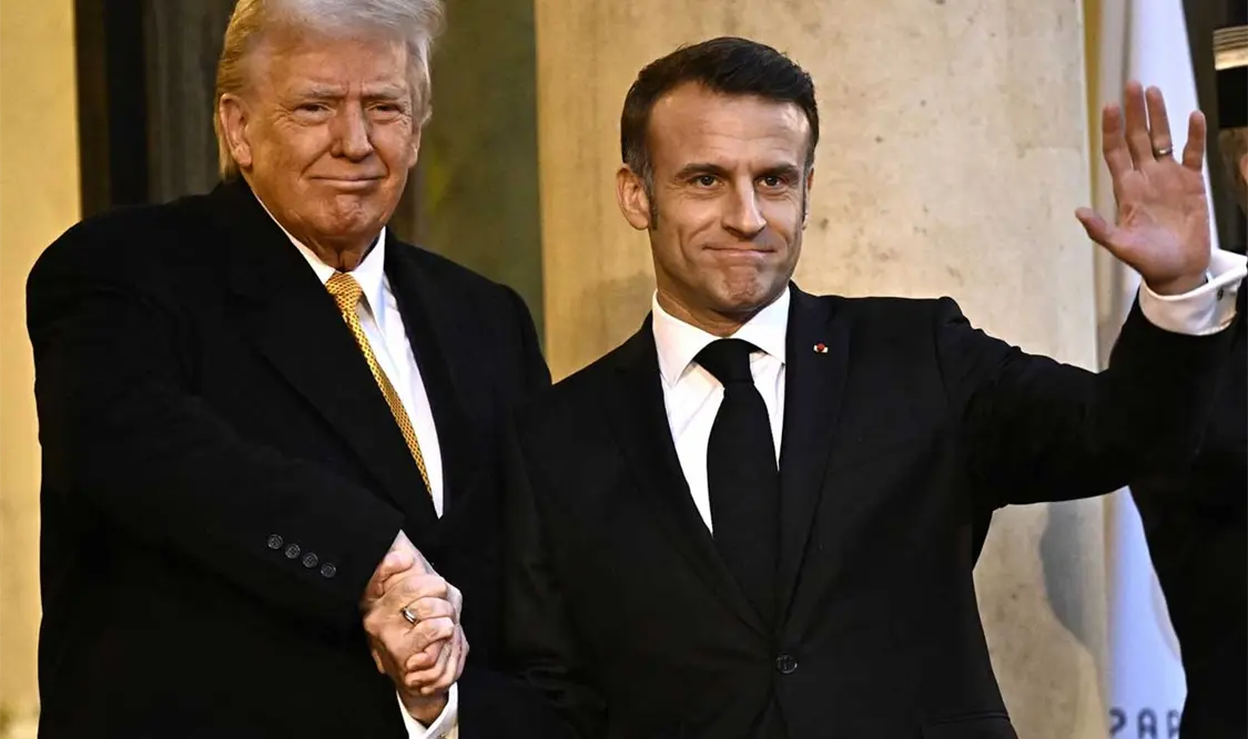 El presidente francés, Emmanuel Macron, da la bienvenida al próximo mandatario, Donald Trump, cuando llega al Palacio del Elíseo. Cortesía