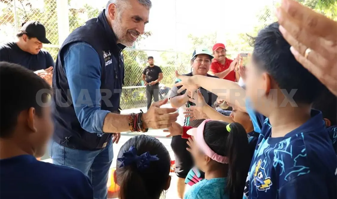 El alcalde tuxtleco invitó a la niñez a hacer deporte. Cortesía