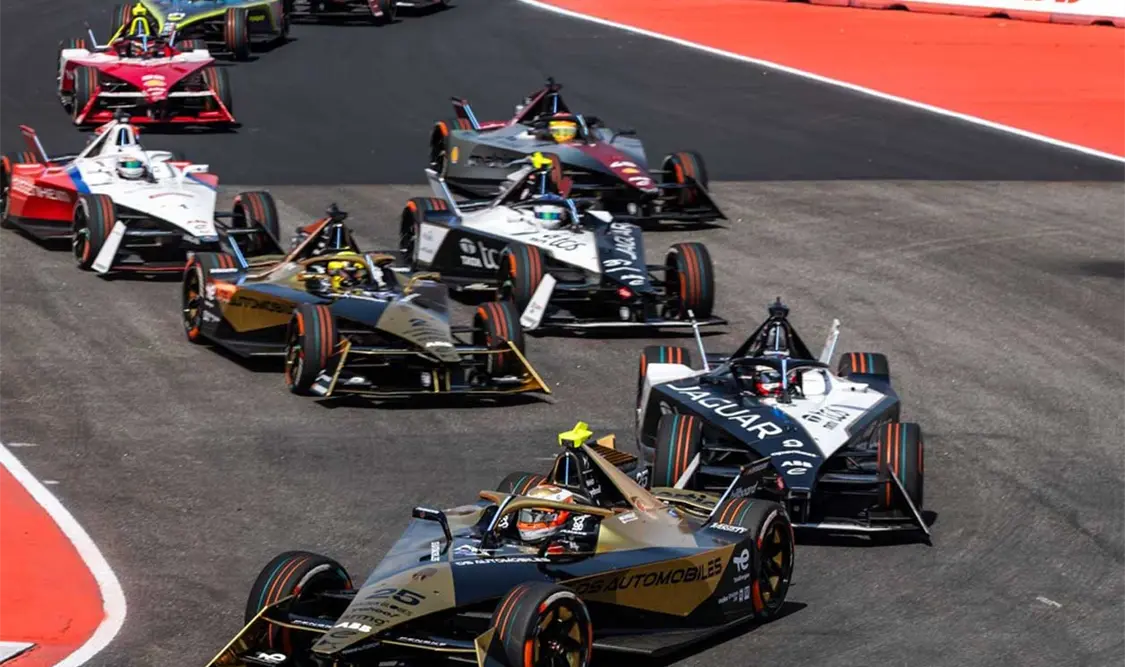 El circuito callejero, que atraviesa el Sambódromo, vio acción, rebases y el paso de algunos competidores por el Attack Mode. Agencias