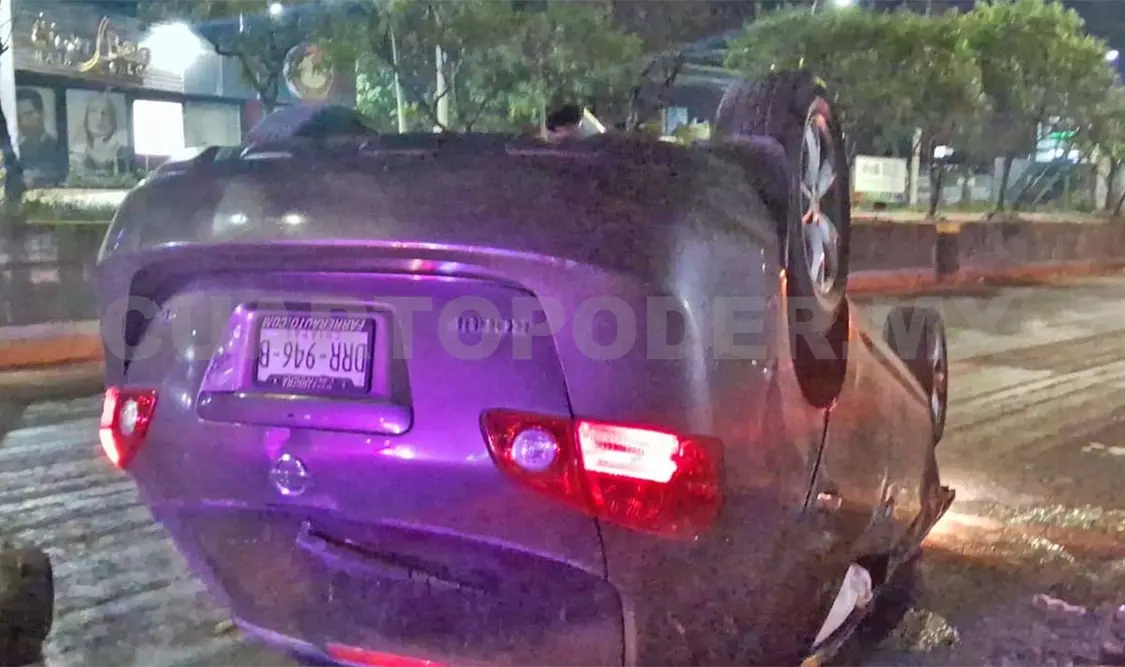 Un joven volcó en las inmediaciones del fraccionamiento La Esmeralda, en el bulevar Laguitos. Ulises Villalobos / CP