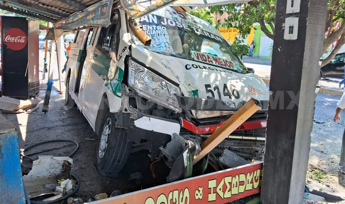 Colectivo sale proyectado contra fachada de autolavado