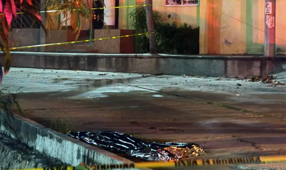 Hallan cadáver cerca de canal de aguas negras