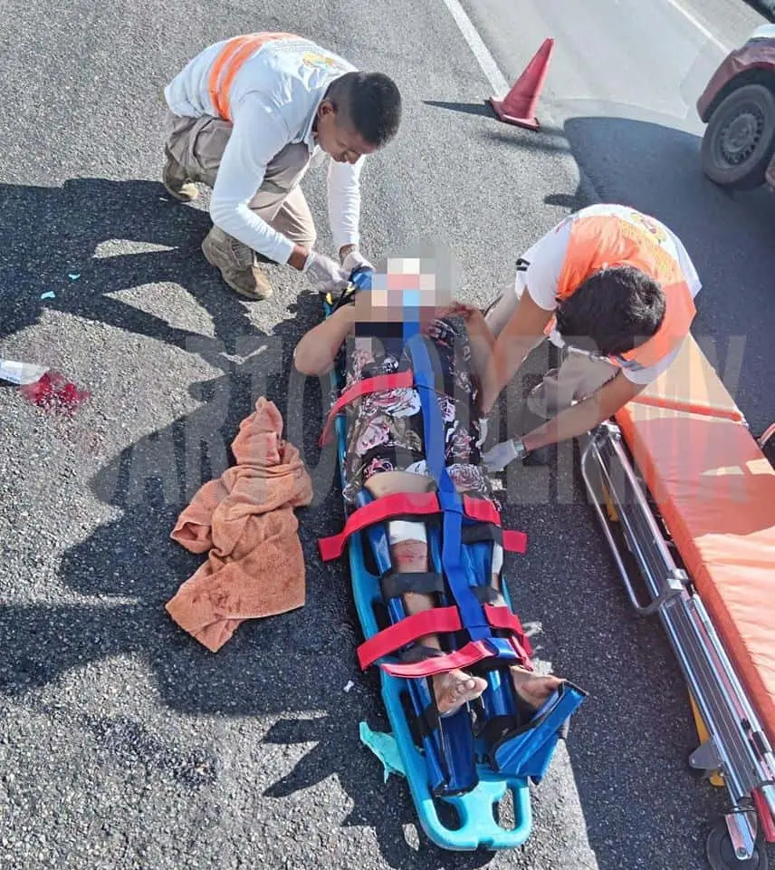 Queda lesionada al aventarse desde un puente